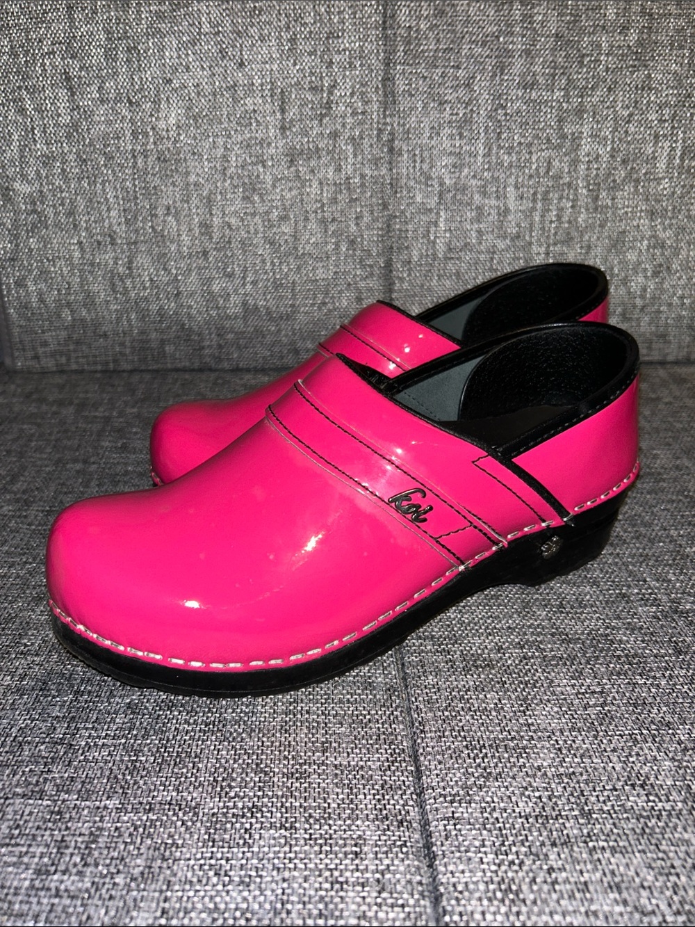 NEW - Sanita Women's Patent Hot Pink Slip-On Clogs - Picture 2 of 8